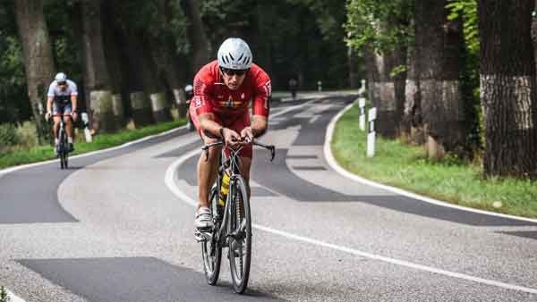 Triathlet auf dem Zeitfahrrad im Wettkampf